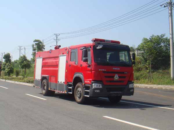 國五重汽豪沃8噸水罐消防車